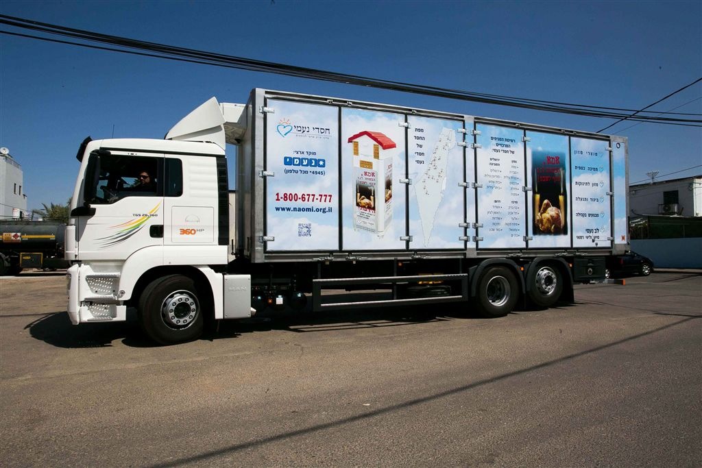 משאית חסדי נעמי בפעילות התנדבות בישראל