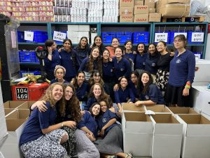 חניכות 'חבריה ב', מתנועת הנוער 'אריאל'- רחובות, הגיעו לארוז חבילות מזון לנזקקים בסניף של חסדי נעמי בירושלים
