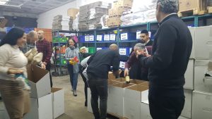 עובדי בנק "יהב" יועצי השקעות ירושלים באריזת ארגזי מזון בסניף ירושלים של חסדי נעמי