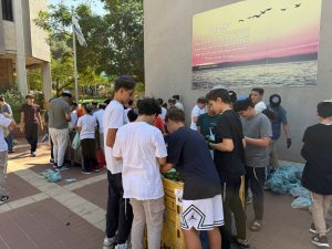 מתנדבים ממיינים ואורזים מבחר פירות וירקות טריים