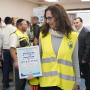 מתנדבת זק"א בערב ההוקרה של חסדי נעמי