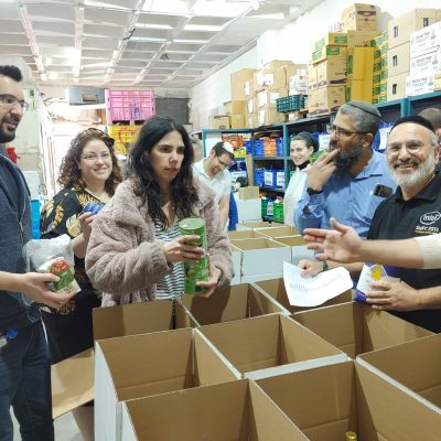 אריזת חבילות מזון למשפחות קשות יום בחסדי נעמי