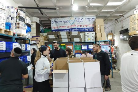 התנדבות בירושלים- אריזת סלי מזון עובדי אינטל אורזים סלי מזון