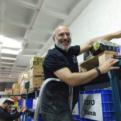 מתנדבים אורזים סלי מזון בסניף ירושלים של חסדי נעמי