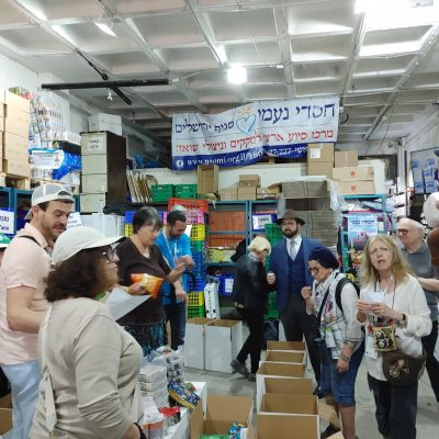 מתנדבים צרפתיים מעיר ליאון אורזים זו סלי מזון במחסן בירושלים