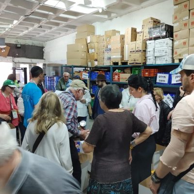מתנדבים מצרפת בפעילות התנדבותית בחסדי נעמי סניף ירושלים