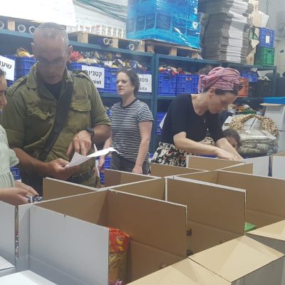 התנדבות בירולשים- משפחת נויברגר הגיעו להתנדבות לעילוי נשמת הסבתא
