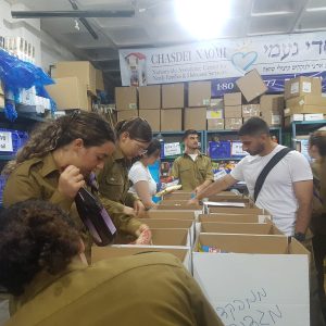 חיילים אורזים סלי מזון בסניף חסדי נעמי ירושלים