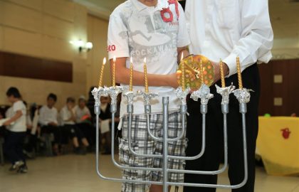 מסיבת חנוכה לילדי בית הספר עציון
