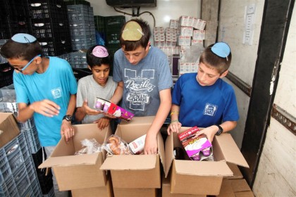 וידיאו: חלוקת מוצרי חלב לנזקקים וניצולי שואה