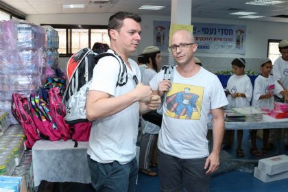 אורזים ערכות לבית הספר עם ערן זרחוביץ ושרון טייכר