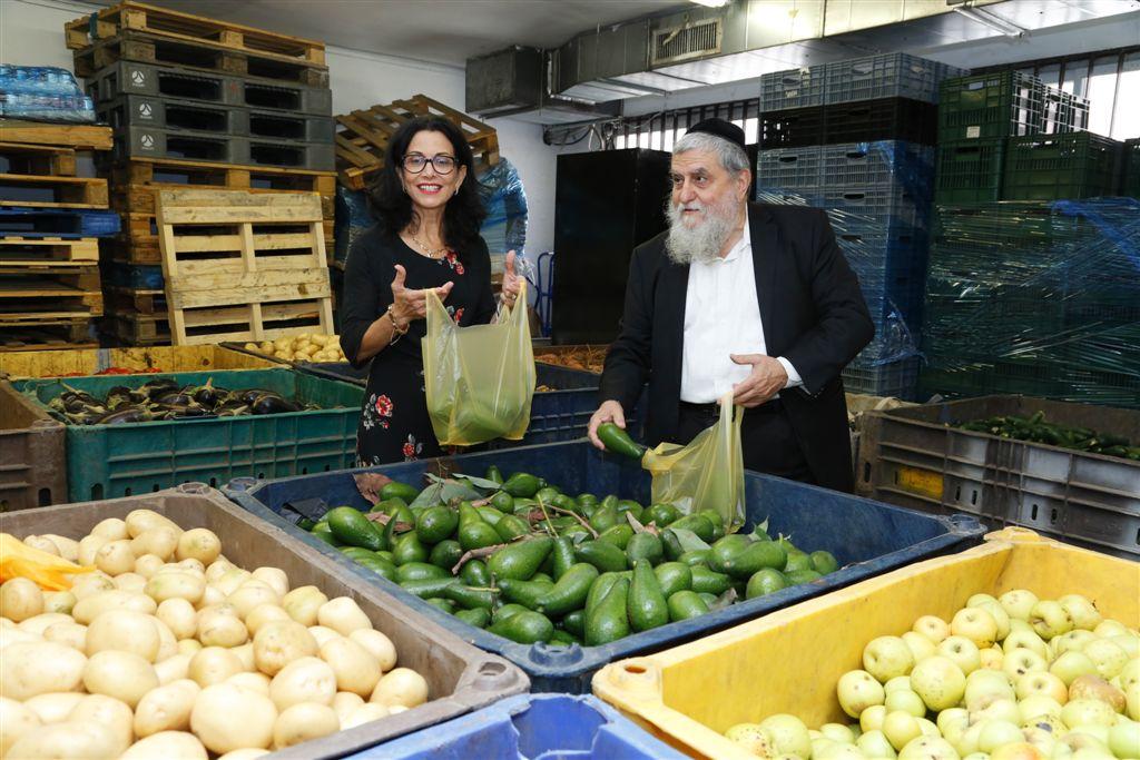 רונית תירוש מתנדבת בעמותת חסדי נעמי