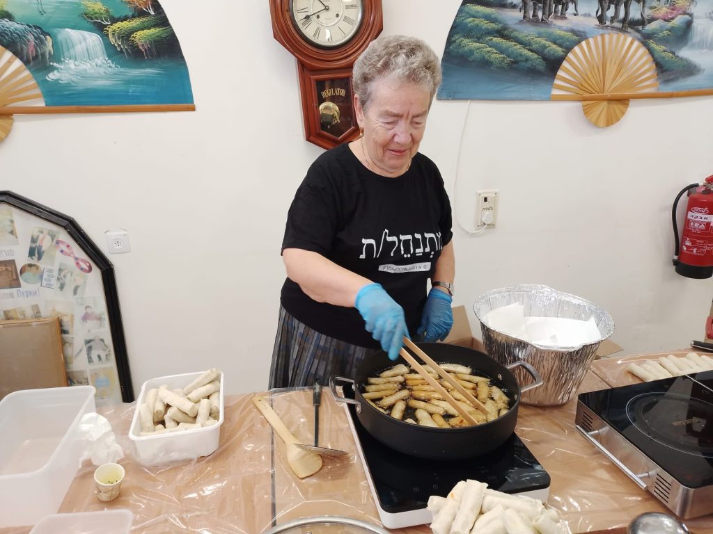 ניצולי שואה בישלו ארוחה לחיילים