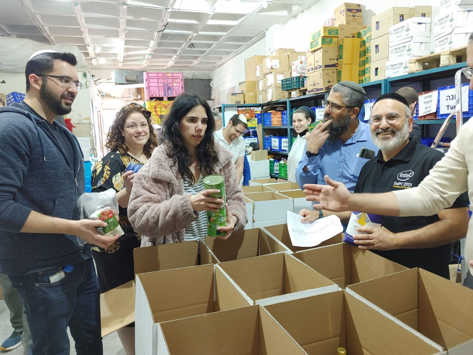 אריזת חבילות מזון למשפחות קשות יום בחסדי נעמי