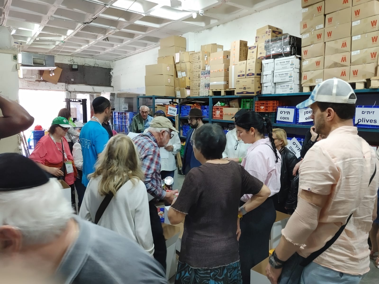 מתנדבים מצרפת בפעילות התנדבותית בחסדי נעמי סניף ירושלים