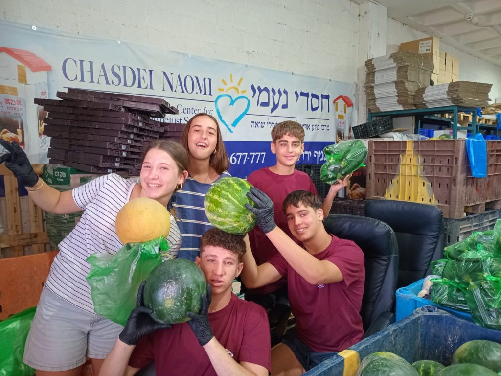 אבטיח טרי לחלוקה בחסדי נעמי ירושלים